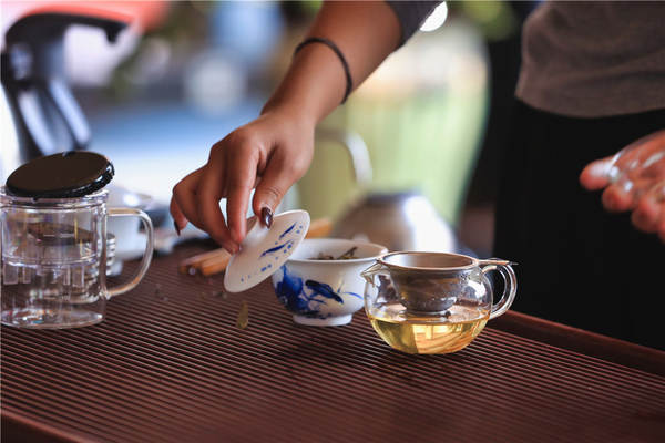 有关于“一两黄金一两茶”，谁炮制了几十万元1斤的天价茶？  的新闻