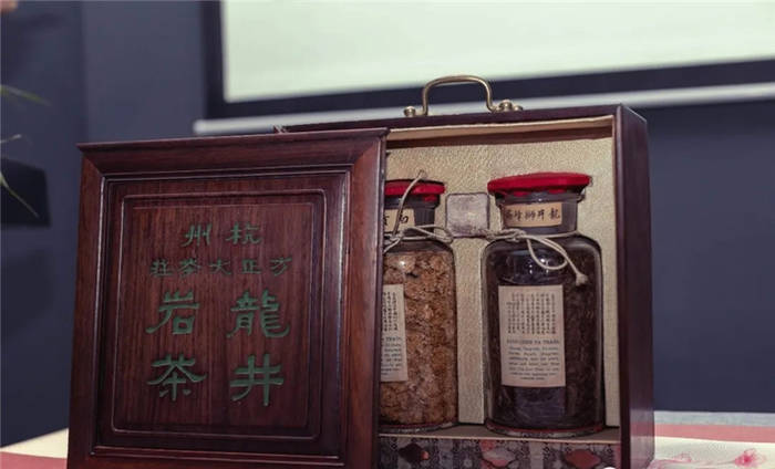 有关于贡牌龙井与瓷颜茶语联袂 带来“真香”瓷茶文化的热门资讯(4)