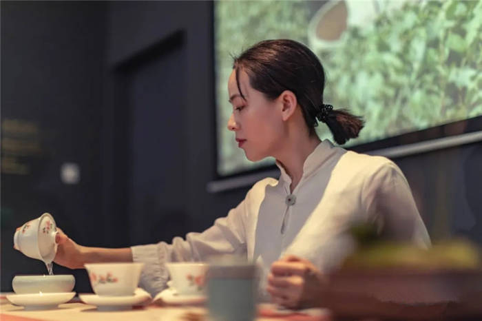 有关于贡牌龙井与瓷颜茶语联袂 带来“真香”瓷茶文化的热门资讯(15)