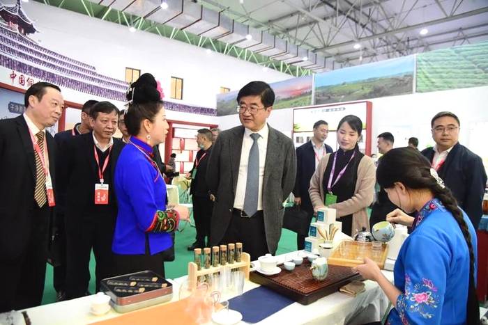 关于第13届贵州茶产业博览会湄潭开幕,谌贻琴、李炳军作重要批示的热门资讯(10)