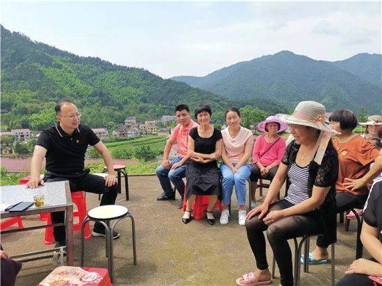 有关于全国优秀县委书记刘勇会:为民多啃“硬骨头”的新闻(1)