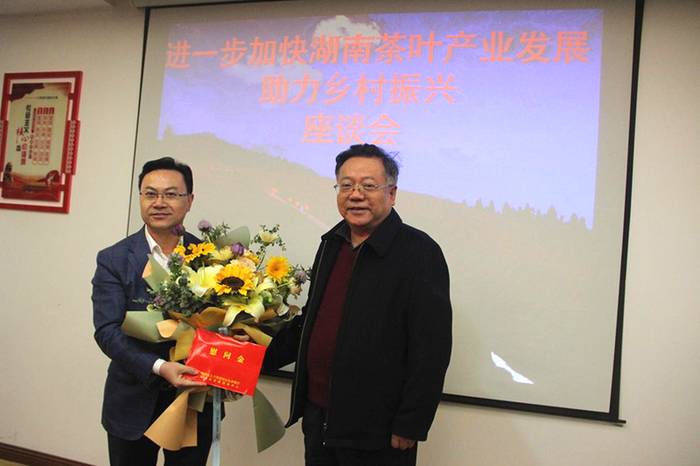 有关于易鹏飞调研湖南茶业产业:构建茶产业发展新格局,助力乡村振兴的信息(1)