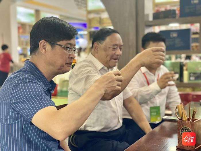 关于毕节市农投公司在四川省茶博会卖出11万吨茶叶的热门资讯(4)