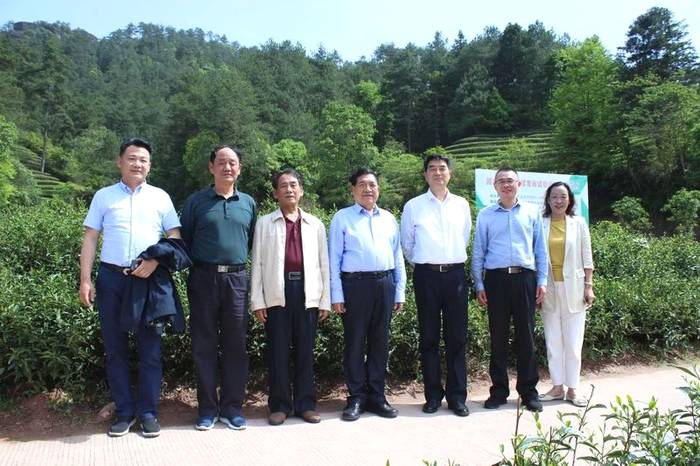 关于海峡两岸茶业交流协会会长陈绍军等一行深入武夷山调研茶产业的新闻(14)
