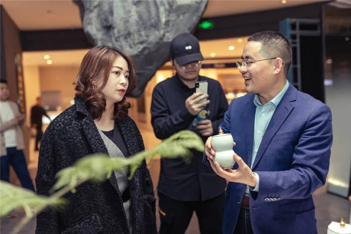 有关于贡牌龙井与瓷颜茶语联袂 带来“真香”瓷茶文化的热门资讯(14)