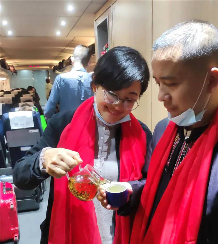 关于广东茶商再次“包”高铁赴黔参加贵州茶产业博览会的热门消息(6)
