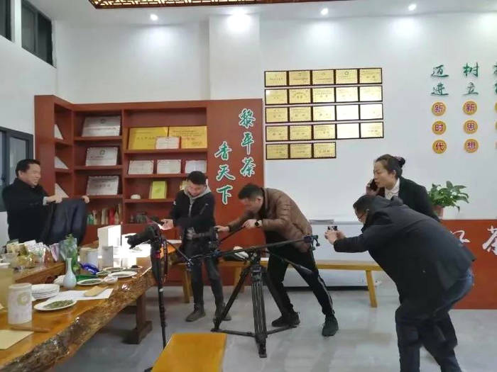 有关于贵州黎平：春茶黄金档，媒体喜帮忙（组图）的热门新闻(9)