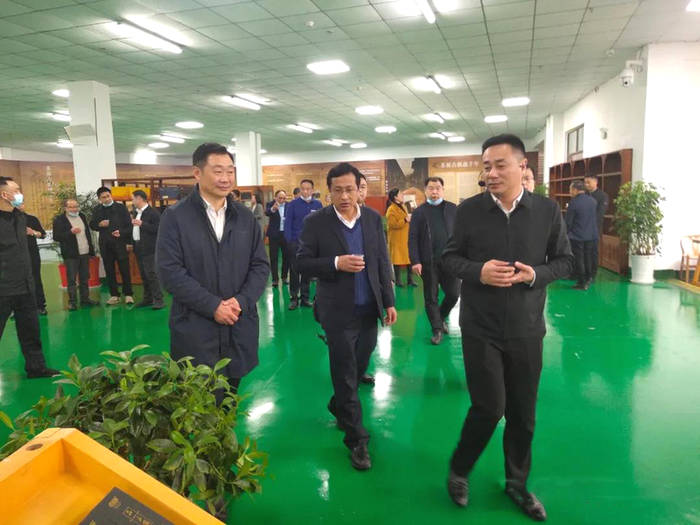 关于红安县党政代表团一行到赤壁茶发集团参观考察的消息(6)