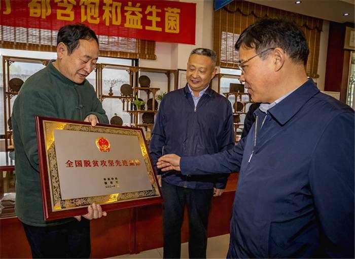 关于湖北襄阳：冯艳飞调研汉家刘氏茶走出国门情况的信息(2)