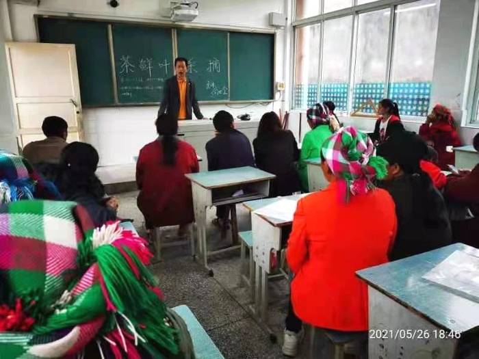 关于蒙山茶传统制作技艺非遗传承人向世全 培训雅安市荥经县专项能力名优绿茶加工培训班学员的最新资讯