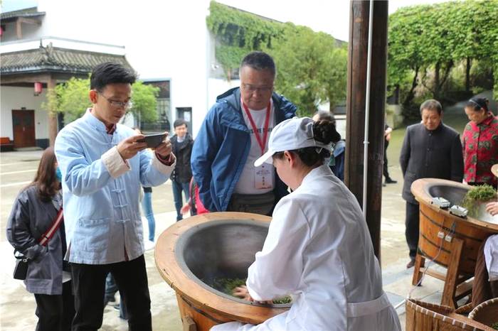 关于开化龙顶香飘四海！县长毛献明带你游茶园的消息(2)