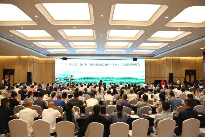 有关于“茶界盛会共谋“十四五”茶发展”“湘西黄金茶助推百亿茶产业”“茶博会如何讨好年轻人”的热门资讯