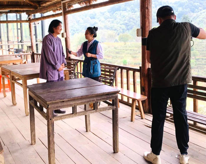 有关于中央电视台财经频道《生财有道》栏目组走进苍梧县六堡镇取景拍摄的热门消息(9)