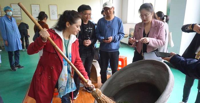 有关于中外网红在信阳:赴一场茶香之旅 看“小茶叶”如何托起“大产业”的资讯