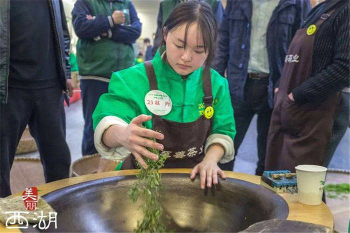 关于“新科炒茶王”花落外桐坞！00后炒茶“后浪”们来了的最新资讯(1)