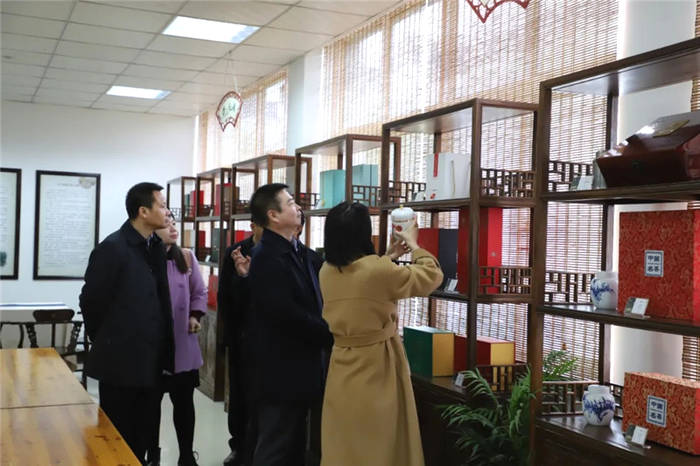 有关于中国供销惠农服务公司董事长刘鹤东一行赴黄山调研茶产业发展与合作的热门资讯(3)