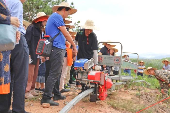 有关于力推茶园管理机械化 服务六堡茶产业发展的热门资讯(10)