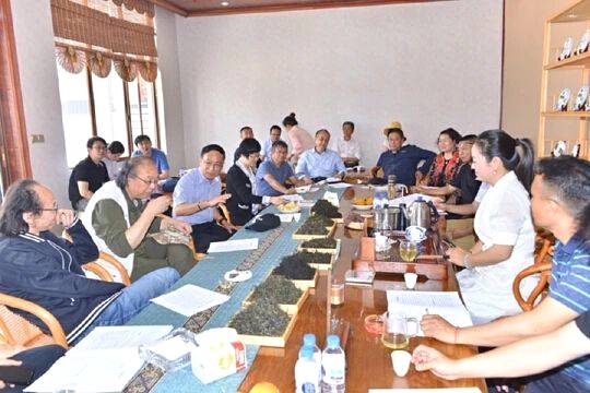 关于国内茶叶专家到云县漫湾镇白莺山古茶园进行科学考察的热门信息(12)