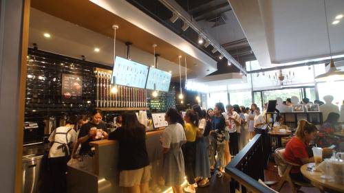 有关于一杯奶茶喝出来的千亿市场！奶茶成当代“国民潮流饮料”的最新资讯