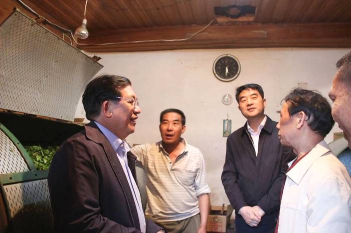 关于海峡两岸茶业交流协会会长陈绍军等一行深入武夷山调研茶产业的新闻(6)