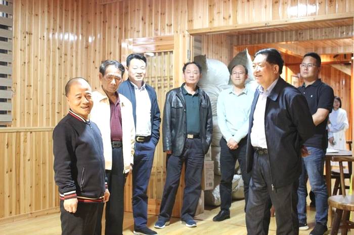 关于海峡两岸茶业交流协会会长陈绍军等一行深入武夷山调研茶产业的新闻(4)