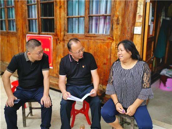 有关于全国优秀县委书记刘勇会:为民多啃“硬骨头”的新闻(2)