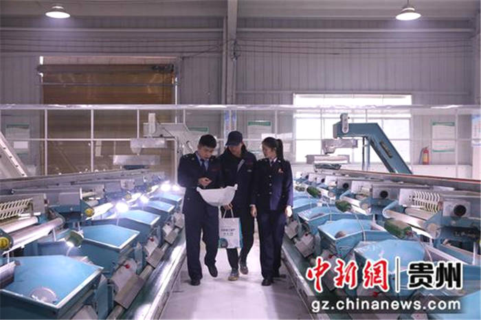 有关于贵州金沙县税务工作人员积极宣传茶产业减税降费政策的热门消息(4)