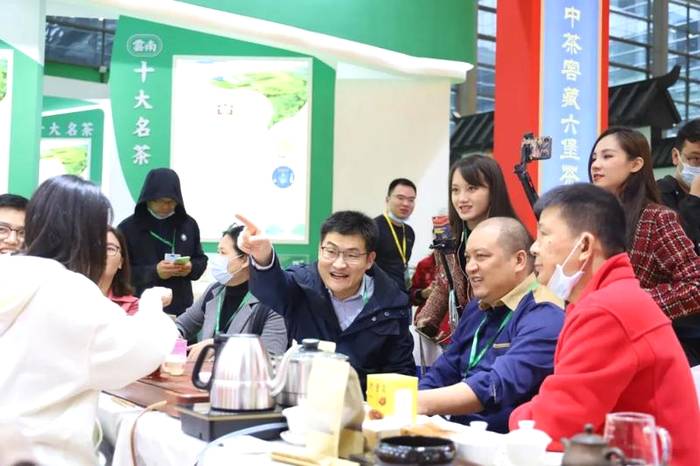 关于梧州六堡茶荣获“大湾区最受消费者喜爱区域公共品牌奖”的新闻(6)