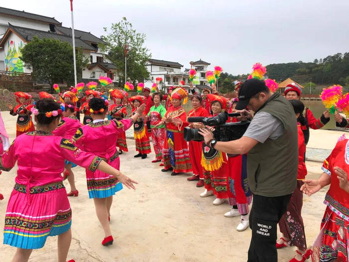 有关于中央电视台财经频道《生财有道》栏目组走进苍梧县六堡镇取景拍摄的热门消息(3)