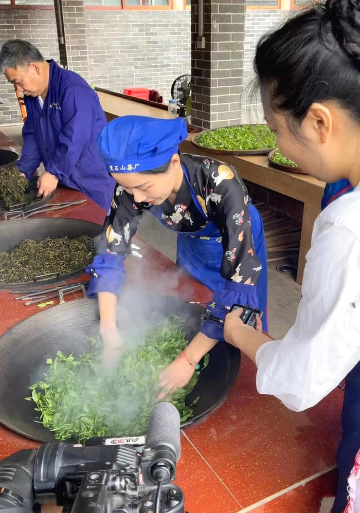 有关于中央电视台财经频道《生财有道》栏目组走进苍梧县六堡镇取景拍摄的热门消息(2)