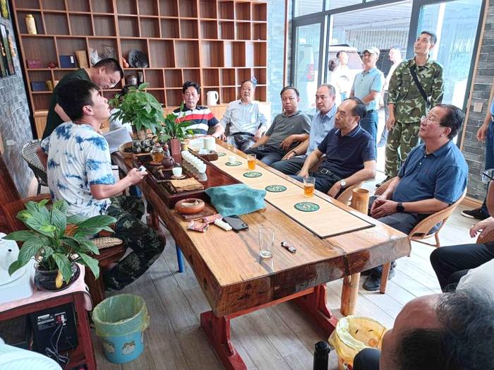 关于省人大常委会副主任李培考察西双版纳古树茶保护工作侧记的资讯(5)