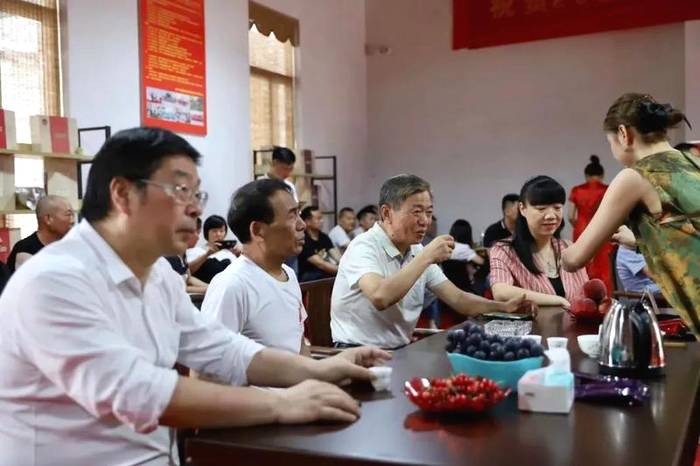 有关于成交总额突破500万元,这场武夷岩茶春茶交易大会真“牛”气的热门资讯(6)