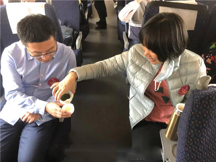 关于广东茶商再次“包”高铁赴黔参加贵州茶产业博览会的热门消息(3)