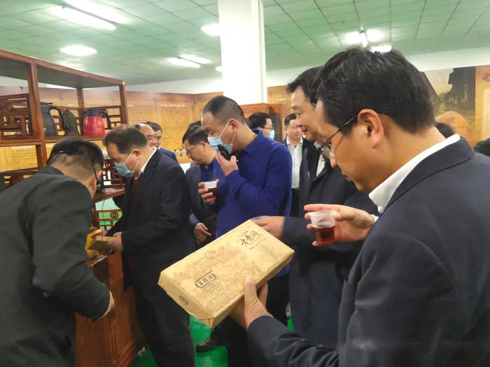 关于红安县党政代表团一行到赤壁茶发集团参观考察的消息(7)