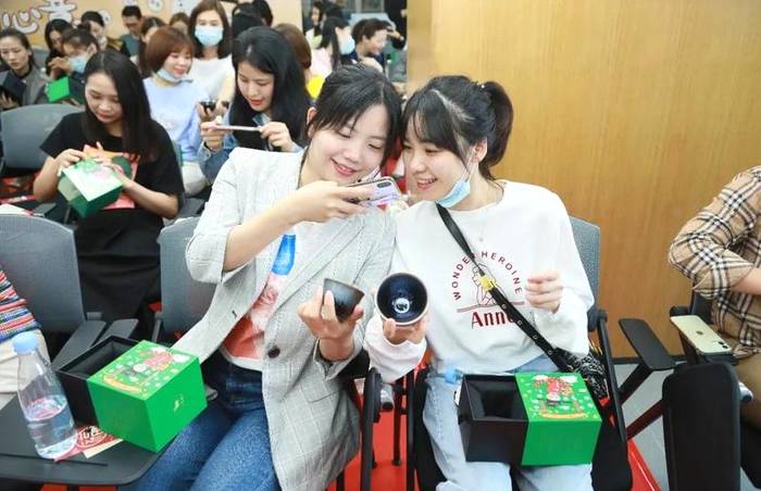 关于茶器盲盒来啦！茶文化跨界年轻潮玩，非遗器物也可以玩出新花样的最新资讯(2)