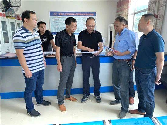 有关于全国优秀县委书记刘勇会:为民多啃“硬骨头”的新闻(4)