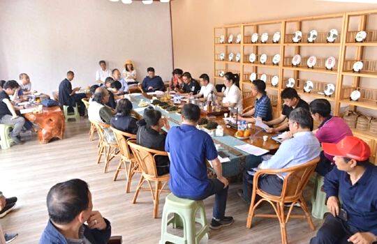 关于国内茶叶专家到云县漫湾镇白莺山古茶园进行科学考察的热门信息(13)