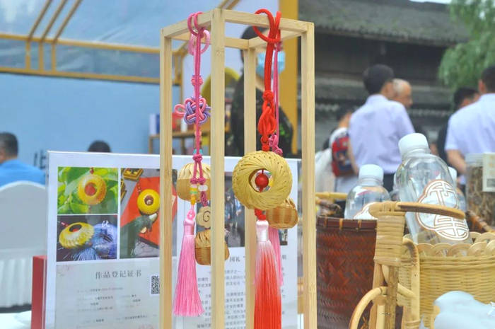 有关于崇州枇杷茶携手道明竹编亮相四川名茶品饮节的消息(1)