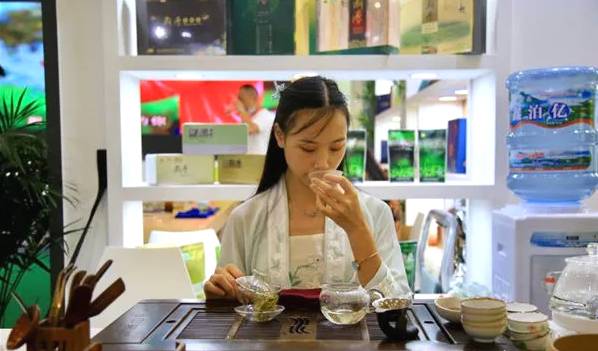 关于奋力推进茶产业转型升级 川茶品牌化迈上新台阶的热门资讯(1)