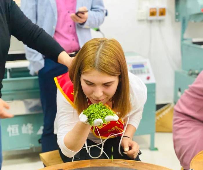 关于“一带一路”留学生西湖龙井研学班走进狮牌的热门资讯(8)