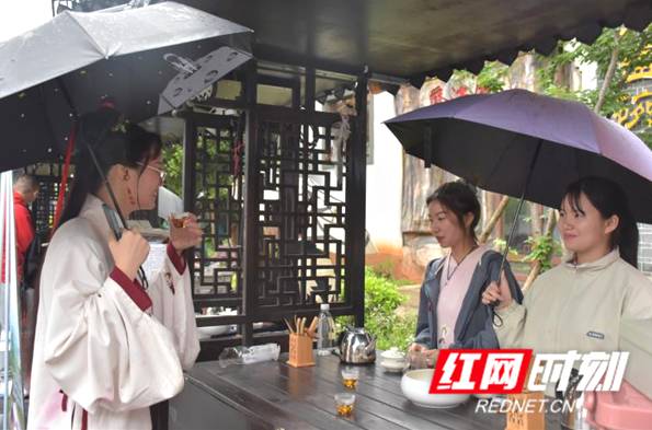 关于湖南科技学院：学子化身“小茶仙”助推茶文化的热门信息(1)