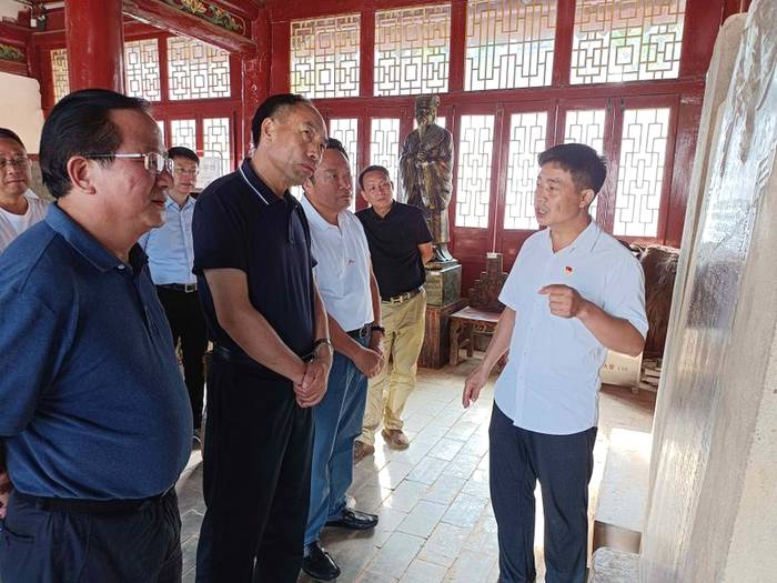 关于省人大常委会副主任李培考察西双版纳古树茶保护工作侧记的资讯(2)