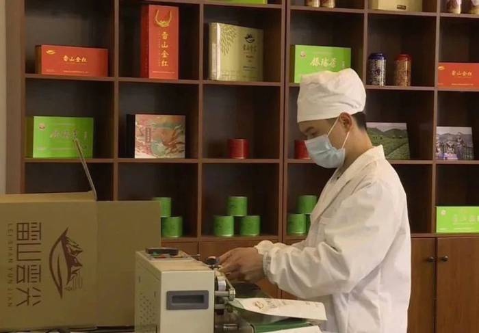 关于贵州多地春茶开采 茶农抢抓新春第一桶“金”的热门资讯(14)