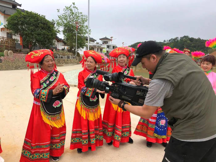有关于中央电视台财经频道《生财有道》栏目组走进苍梧县六堡镇取景拍摄的热门消息(5)