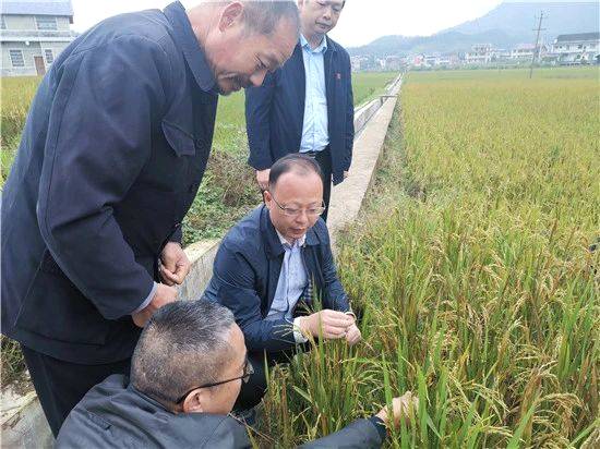 有关于全国优秀县委书记刘勇会:为民多啃“硬骨头”的新闻(3)