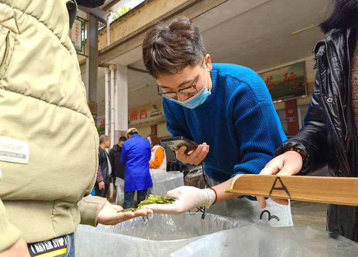 关于百位“茶主播”对着手机吆喝，一天总计能卖400万元的资讯(1)