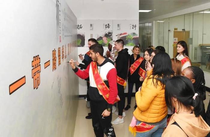 关于“一带一路”留学生西湖龙井研学班走进狮牌的热门资讯(1)