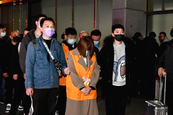 关于案值7亿！奶茶店大排长龙背后竟有犯罪套路？的消息(1)