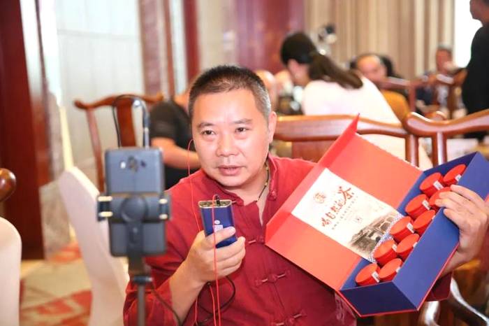 关于广西一茶叶卖到2.5万元/公斤,还被大批收购!的信息(4)