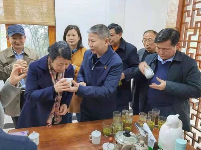 关于湖南省茶业协会战略专家组一行调研石门县茶叶产业的信息(3)